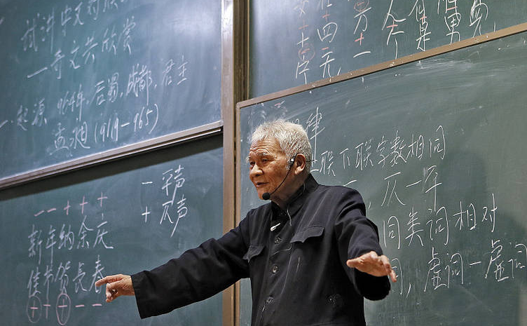 西安：94岁网红教授站两小时讲课