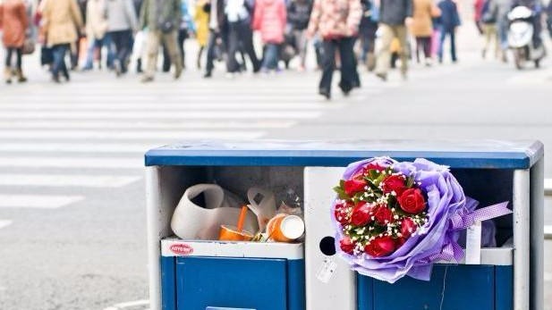 情人节策划|你看垃圾桶里那束花 像极了爱情