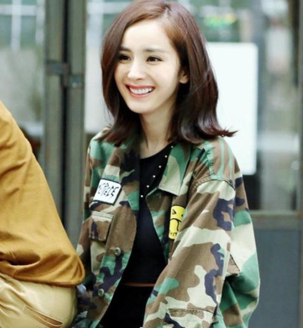 杨幂飞机上合影恩师遭调侃:终于露全脸