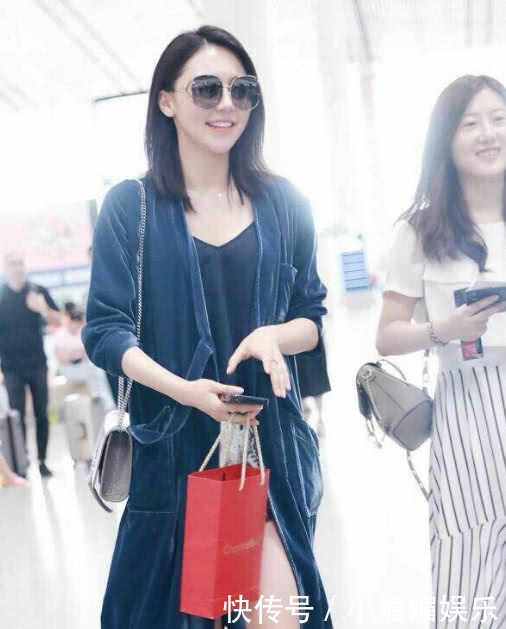 不愧是杨幂旗下小花,黄梦莹穿着睡衣全套装备