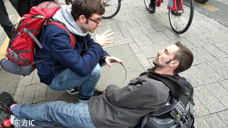 美国小伙晕倒杭州街头 一群中国大妈上演国际
