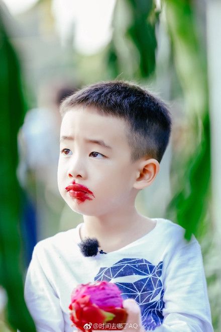 美妆博主Jasper上线!签字笔描眉火龙果口红引