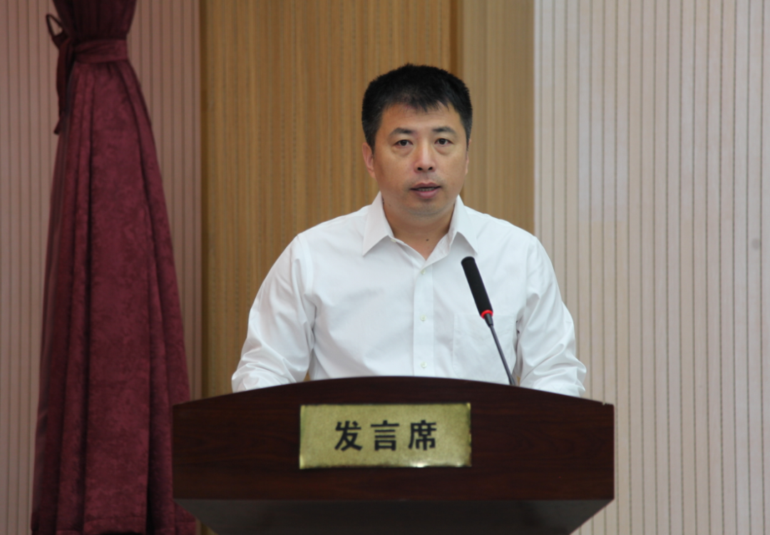 镇长赵长松进行表态发言.