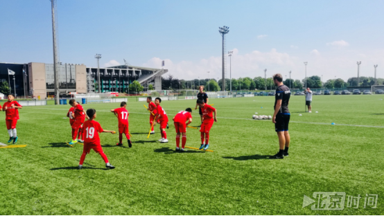 首个中国足球青训营登陆比利时 体验红魔的养
