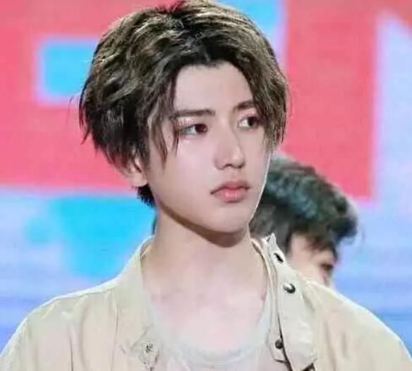 蔡徐坤,鹿晗同款泡面头亮相,网友:谁娘谁尴