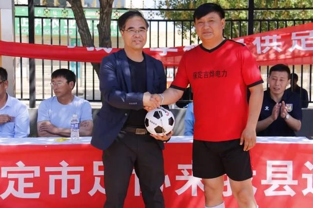 保定市足球协会到化德县第三中学开展足球技术