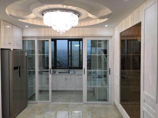 客厅全屋贴瓷砖花了30万,沙发搭配的也好,大家