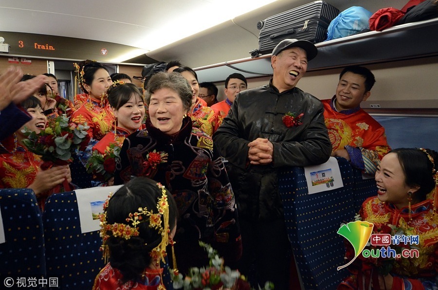 2019年1月8日，江西九江，在高铁车厢里，公司已经退休的一对夫妇向新人讲述当年的奋斗经历和幸福故事，并鼓励他们立足岗位做贡献，传承好企业文化和精神。