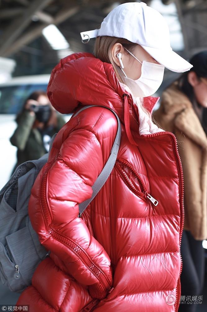 李小璐口罩遮面成无脸人 一路闷头猛走