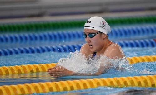 中国选手还原中韩游泳冲突 韩国人的脸瞬间被