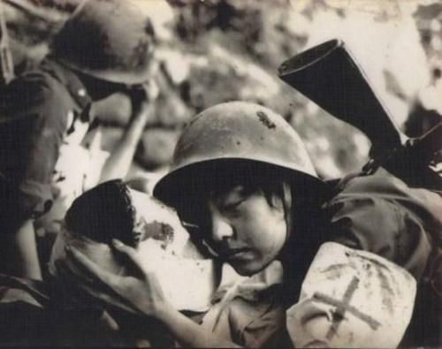 对越自卫反击战战场上最感人的女兵照片!