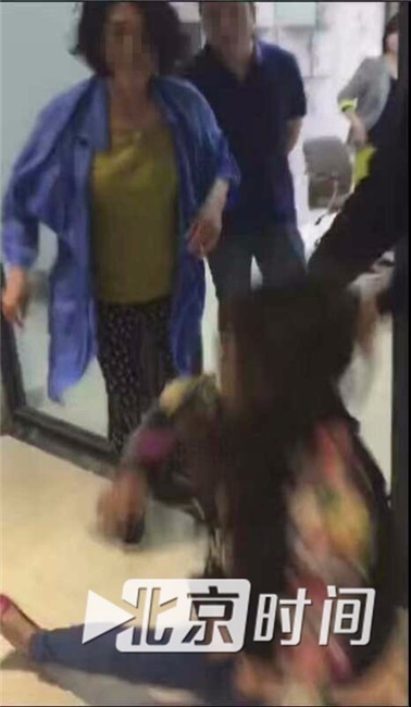 女记者采访遭房地产公司员工抱摔 当地记协已介入