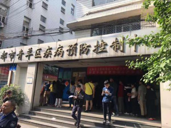 人人快送严控用户食品安全 食品配送员持健康证上岗