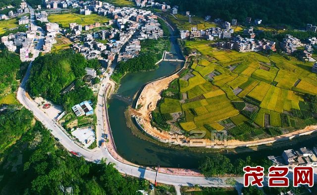 为贯彻落实省委,市委关于推进新农村建设的部署要求,信宜市,镇,村三级