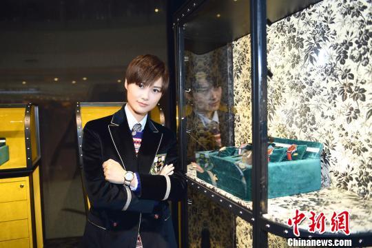 李宇春学院风造型亮相成都 秒变青春学姐