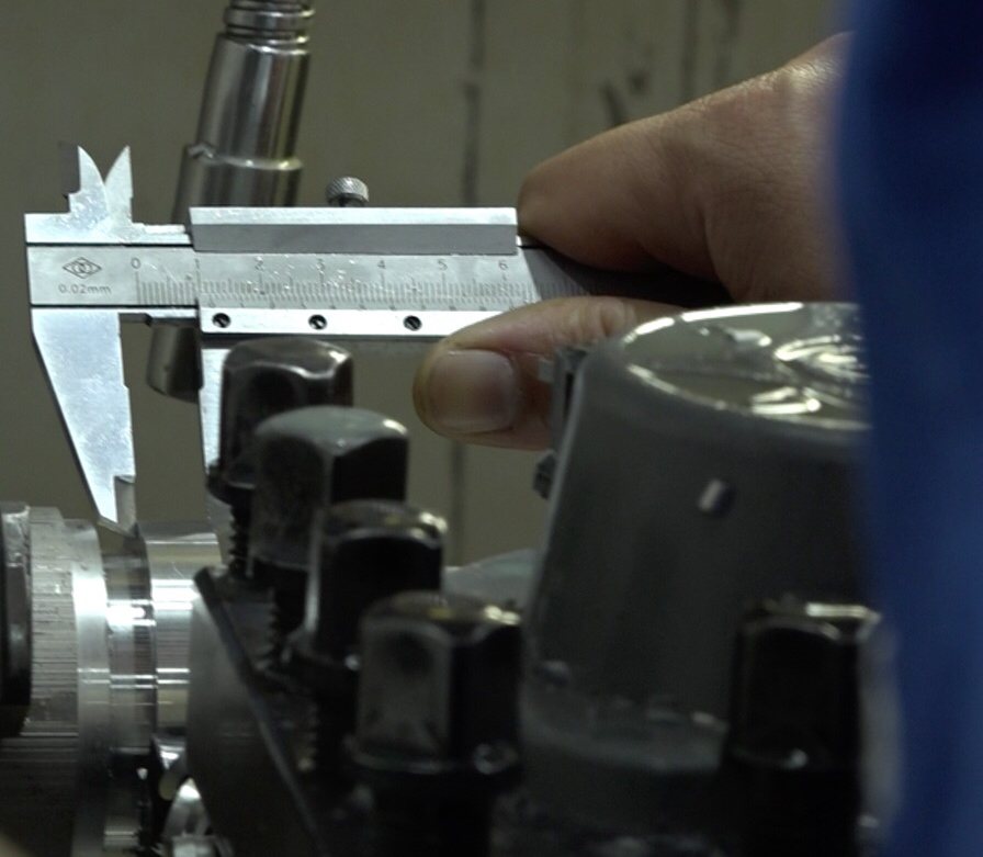 顶级工匠肉眼挑战比发丝还细1000倍的精度