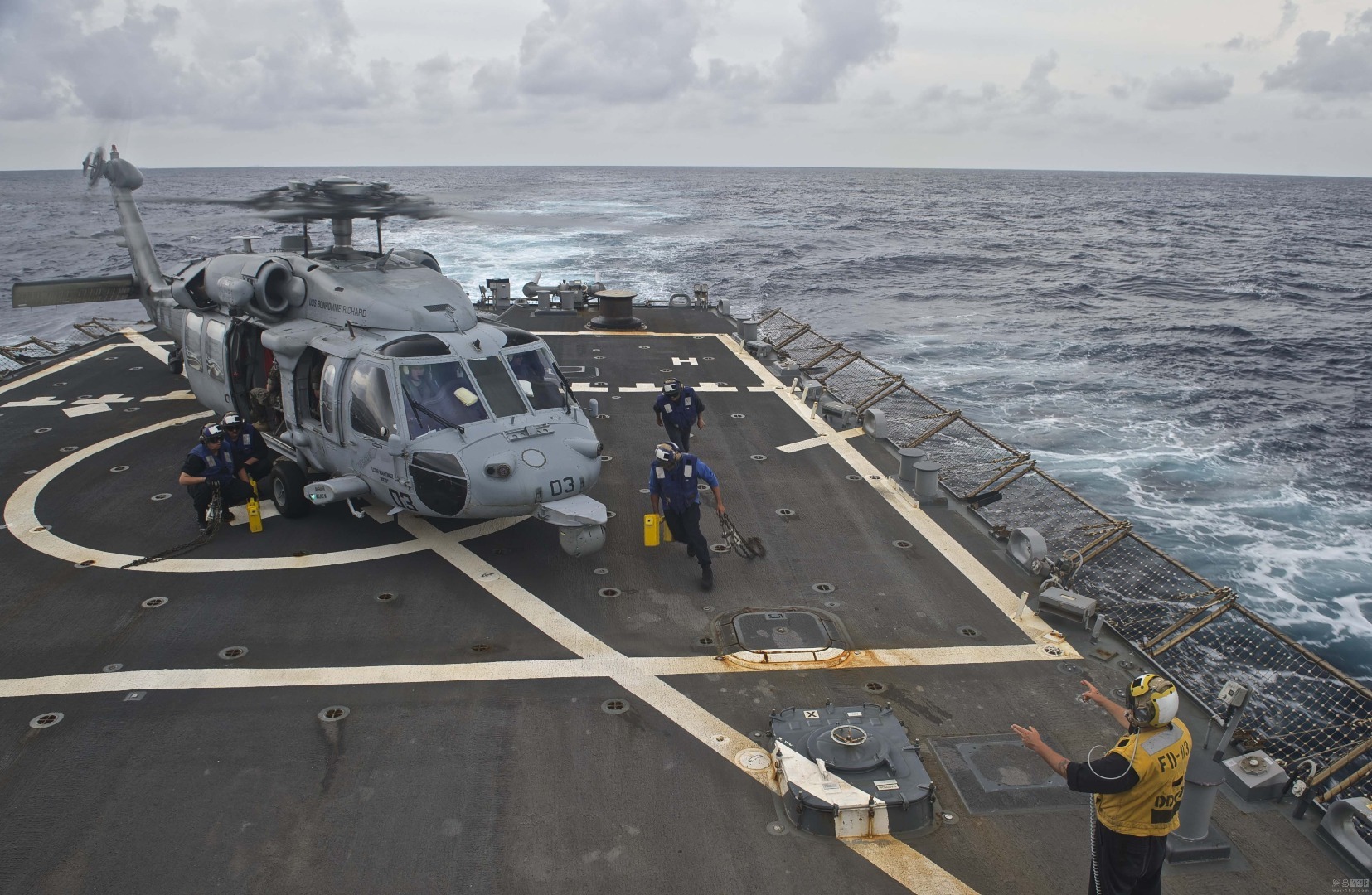 10月14日美国海军黄蜂级两栖攻击舰“好人理查德”号(LHD 6)和惠德贝岛级船坞登陆舰“日耳曼城”号（LSD 42）及两艘伯克级驱逐舰和两艘补给舰组成的舰队继续在南海训练。