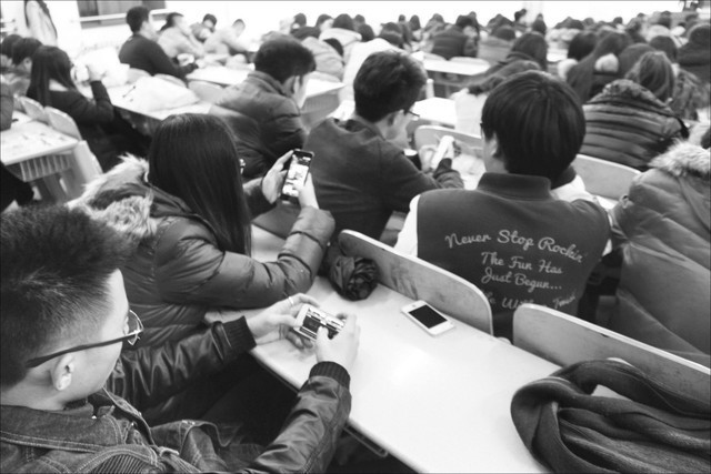 低头族(图片来源于网络)