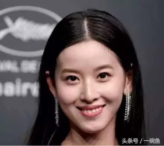 章泽天越笑越像邓文迪?全网吹的高级少女感