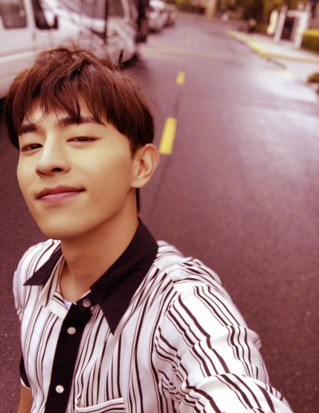 邓伦见到张韶涵之后的样子,就是你见到你爱豆