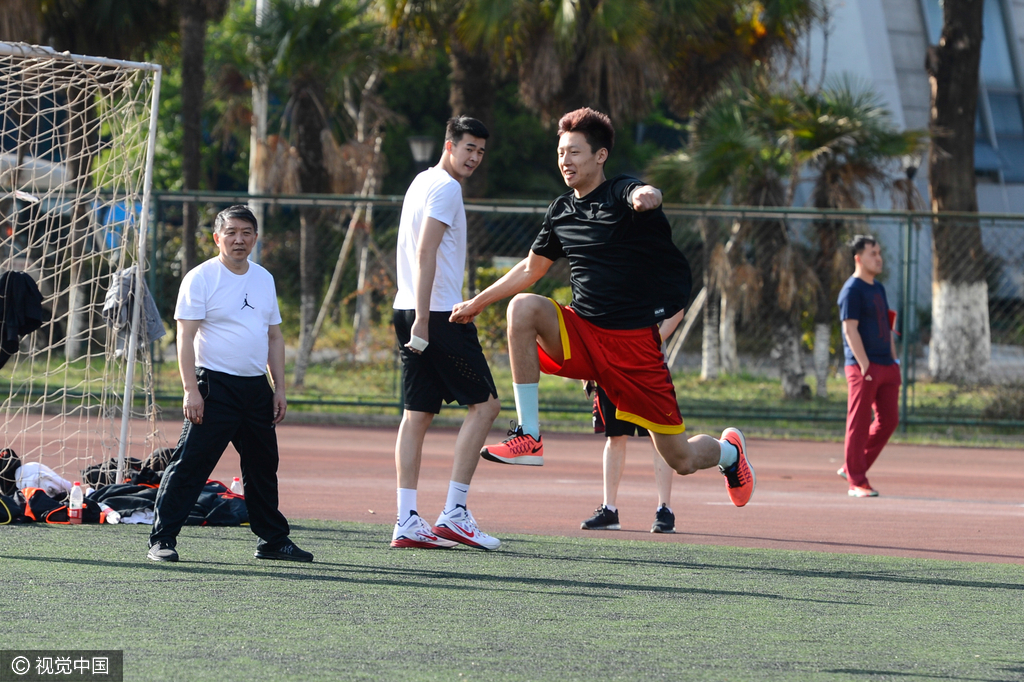 组图-男篮昆明集训 花式练体能众将挥汗如雨