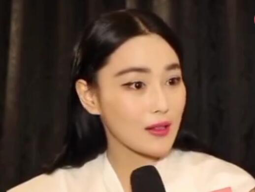 张馨予宣布结婚后首次现身,不时的护住肚子,网