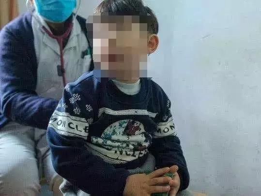 8岁孩子腰部疼痛还伴随发烧,医生检查后从腰部