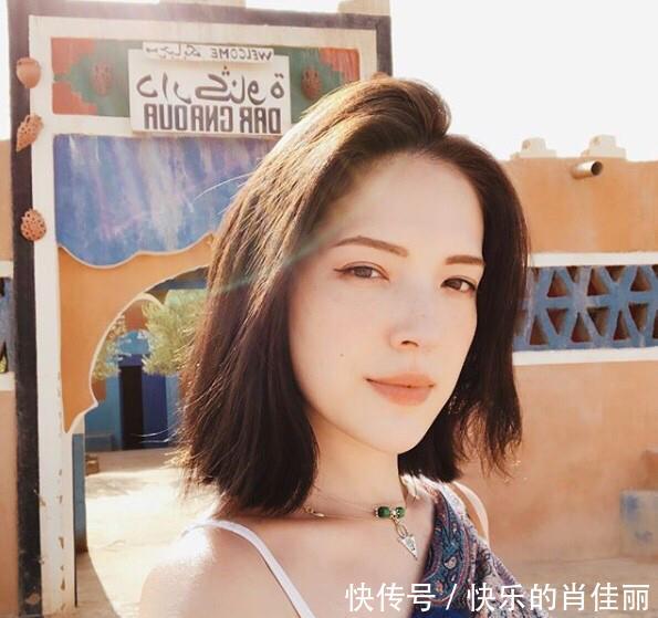 许玮宁国外旅游分享辣照 高开衩泳衣露美背蜜