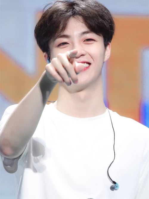 薛之谦关注陈立农,不仅带着毛不易一起,还给陈