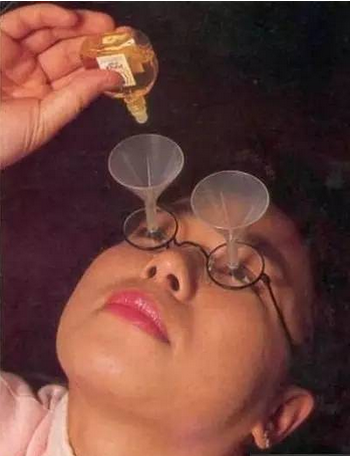 现代人工作压力大,睡眠不足是许多国家普遍面临的问题,日本人发明出来的用来帮助人们打瞌睡的“高科技”——地铁休眠器。下面一起来看看日本人还发明了哪些变态得不能再变态的产品吧。1、眼药水专用漏斗:2009年6月,发明家、日本珍道具学会创始人川上贤司在日本东京演示能帮助使用者滴眼药水的漏斗眼镜。它的基本特点是在貌似解决一种问题的同时,又产生了一大箩筐更多的麻烦,要不就干脆让人窘迫不堪,所以也就实在没什么实用价值。这东西发明的有点邪乎,每次滴眼药水都会眨眼,有了这东西或许会好一点。