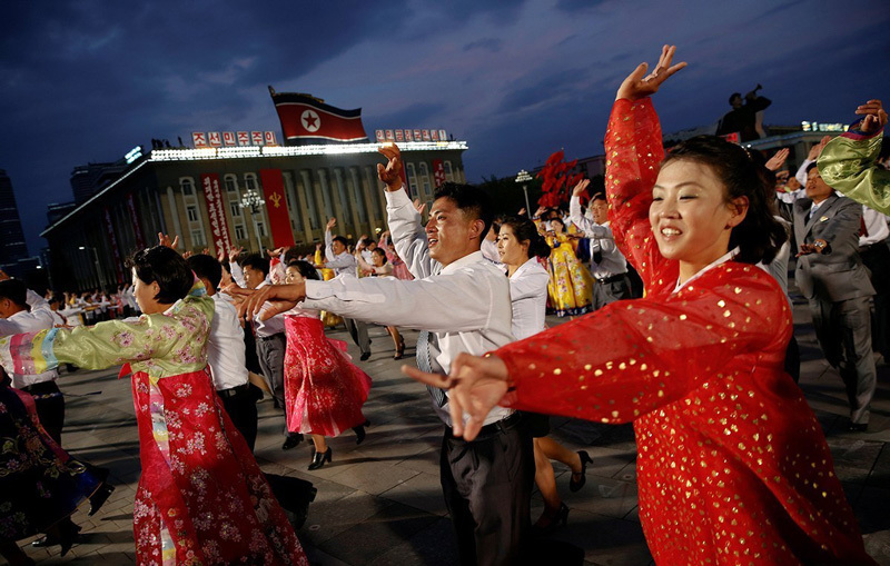 朝鲜大型文艺表演活动 青年跳广场舞