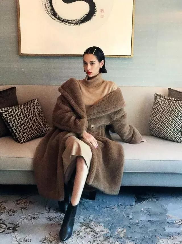 这件驼色大衣不得了,杨幂、迪丽热巴和蒋欣都
