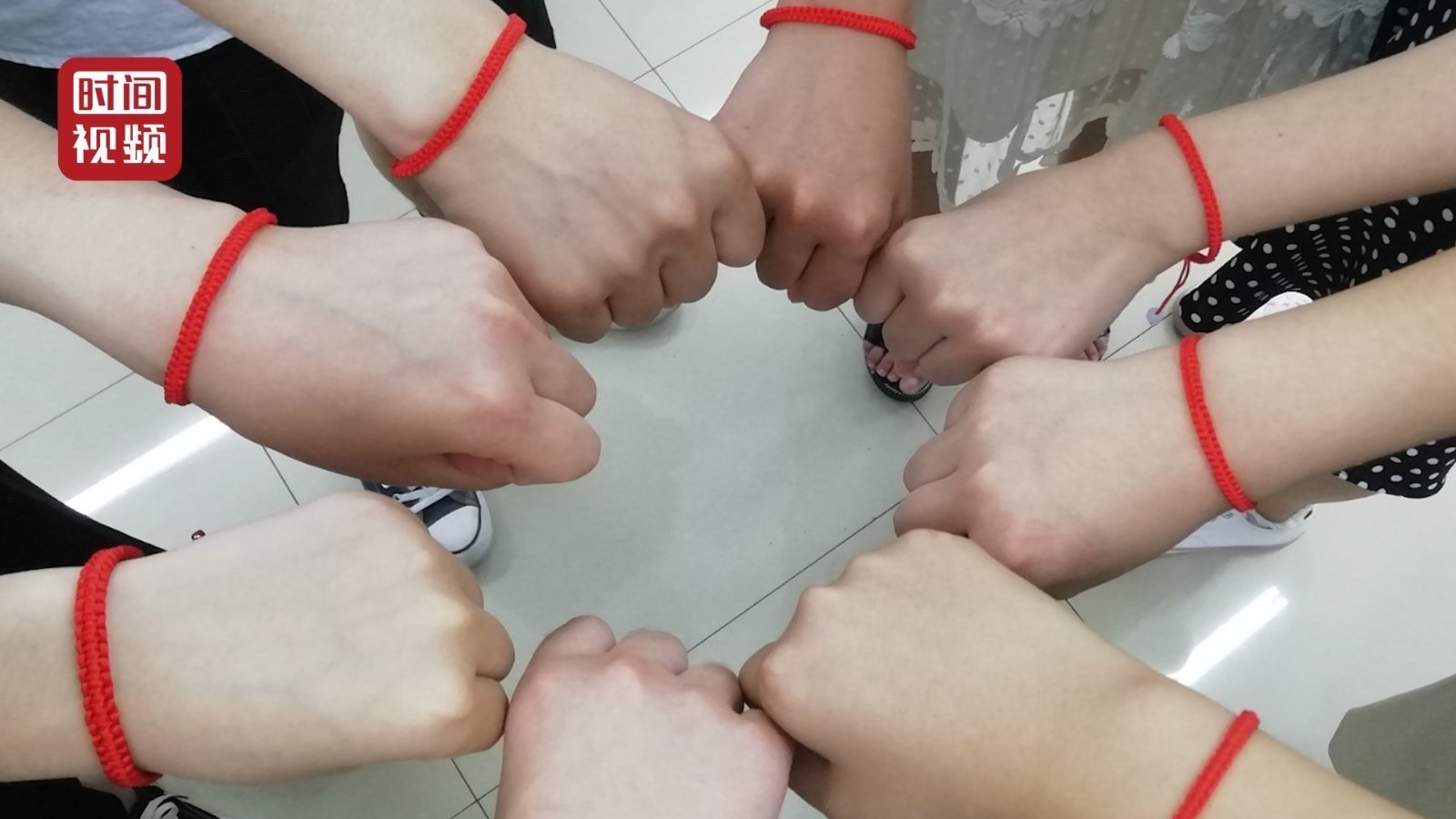 又是别人家班长!毕业前#班长编上百手绳送师生#:希望他们都好 又是别人家班长!毕业前#班长编上百手绳送师生#:希望他们都好