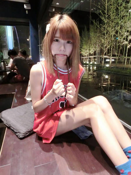 据了解，瑀熙目前是一位LOL的兼职主播，平时会在Twitch进行直播。除了可爱的面容之外，瑀熙还有着一双纤细笔直的美腿，直播中她也不吝于向大家发福利，晒出自己的美腿。