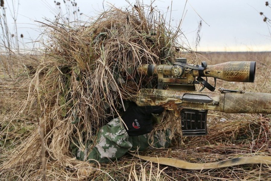 俄军狙击手展示伪装技术。