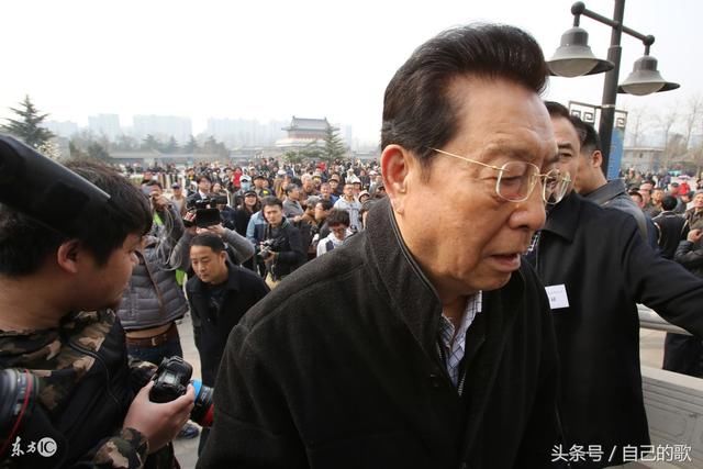 80岁李双江近照曝光,老来得子宠坏儿子!大儿子