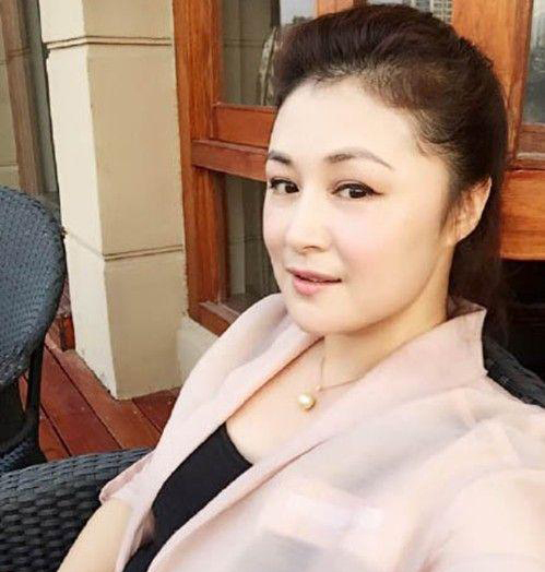 赵本山与葛淑珍离婚后,娶小8岁马丽娟,如今妻