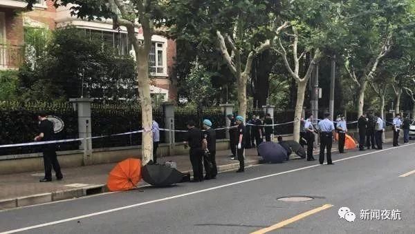 上海男子持刀砍向学生及家长,致2名男童死亡,