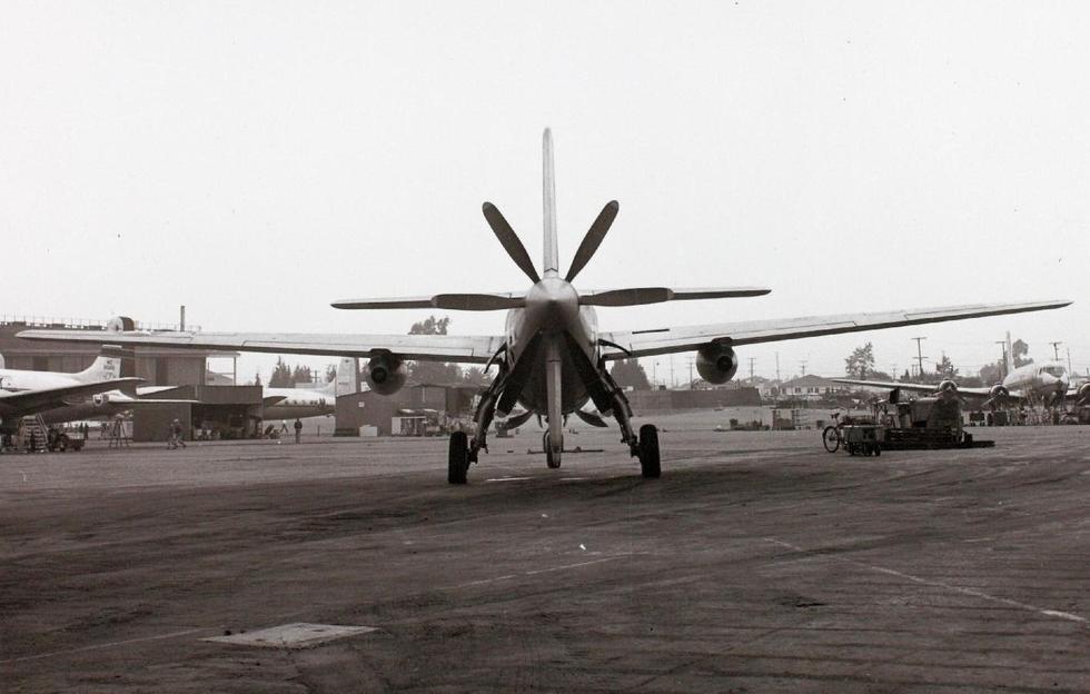 XB-42轰炸机的尾部特写，既有活塞式飞机的螺旋桨，机翼下方也有喷气式发动机。
