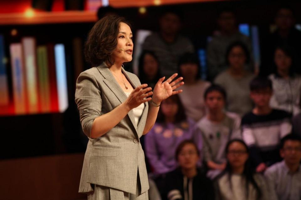 各位观众好,我在接到这样一个任务,要来到《开讲啦》讲的时候,我其实