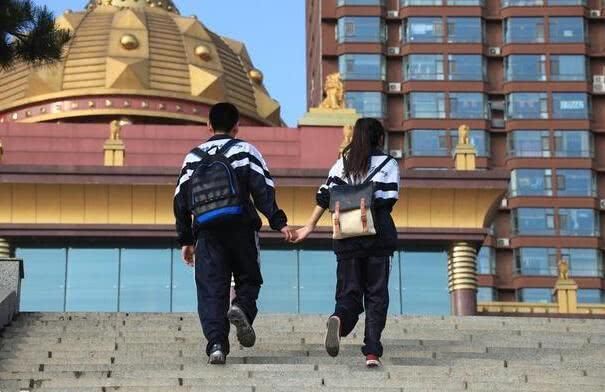 中学生早恋成瘾偷尝禁果,家长和老师都忽略了