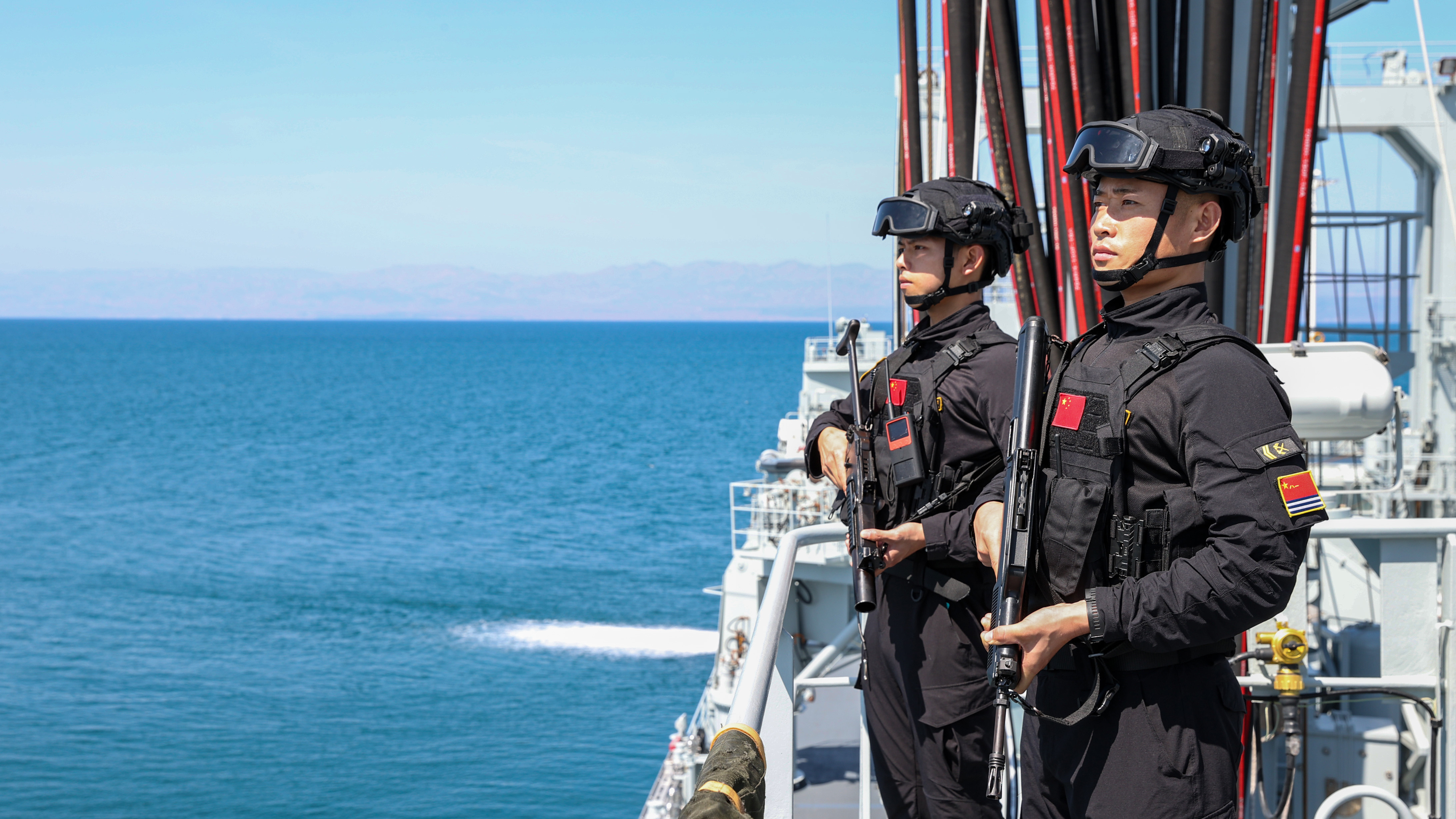 海军第42批护航编队完成首次靠港补给 海军第42批护航编队完成首次靠港补给