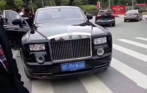 美女劳斯莱斯惨败!温州再现天价车祸,现代撞上