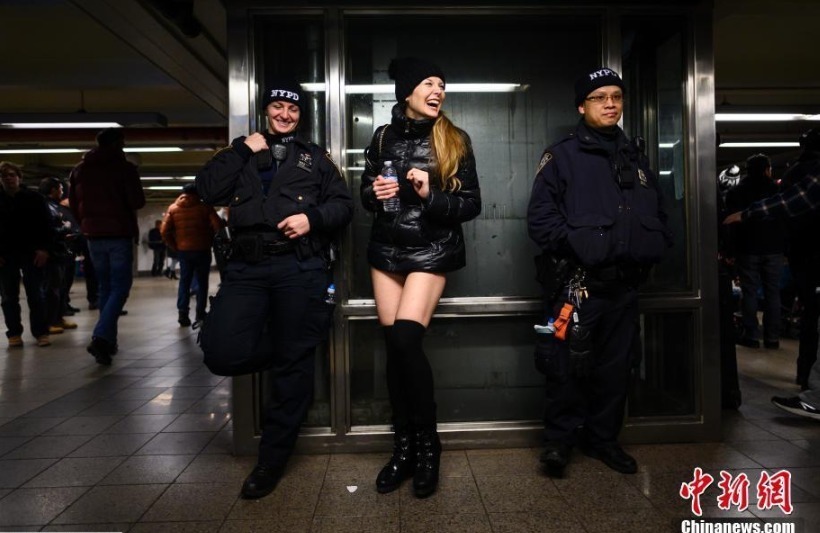 “无裤日”活动始于美国民间组织，意在让人们摆脱束缚，在社交网络上传播后席卷全球。