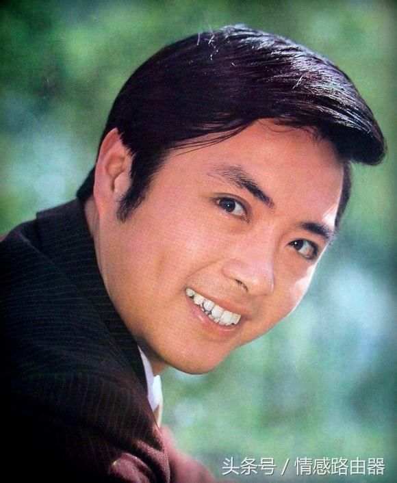 他与陈佩斯同龄,也是喜剧明星,没上过春晚,如今