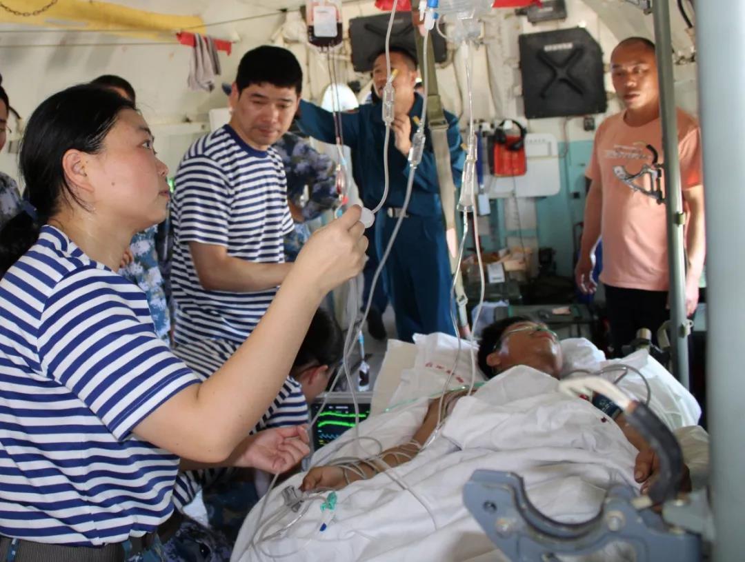 在渚碧礁机场,顺利将重伤渔民转运至海南三亚南部战区海军第二医院