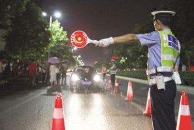 总会先摸一下车屁股,这到底是什么意思?