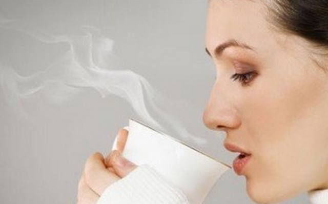 早上空腹喝一杯淡盐水,这样有助排毒,还能消除