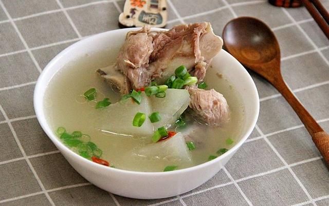 冬瓜筒骨汤:筒子骨洗净,砂锅里放入足量的水,加入筒子骨,姜片,料酒.