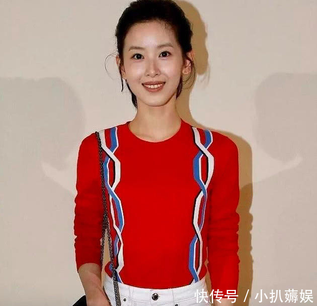 章泽天红衣配白裤,扎马尾显清穿,夹在一堆外国